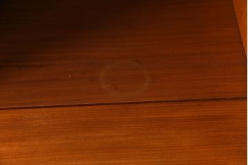 ヴィンテージ家具　北欧ビンテージ　チーク材　褐色と光沢が美しい大振りなサイズのカップボード(リビングボード、キャビネット)