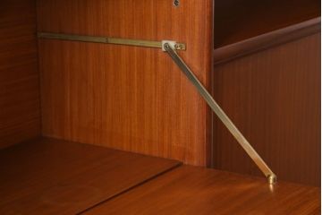 ヴィンテージ家具　北欧ビンテージ　チーク材　褐色と光沢が美しい大振りなサイズのカップボード(リビングボード、キャビネット)