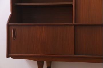 ヴィンテージ家具　北欧ビンテージ　チーク材　褐色と光沢が美しい大振りなサイズのカップボード(リビングボード、キャビネット)