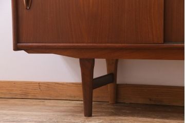 ヴィンテージ家具　北欧ビンテージ　チーク材　褐色と光沢が美しい大振りなサイズのカップボード(リビングボード、キャビネット)