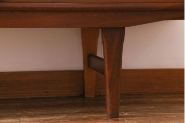 ヴィンテージ家具　北欧ビンテージ　チーク材　褐色と光沢が美しい大振りなサイズのカップボード(リビングボード、キャビネット)