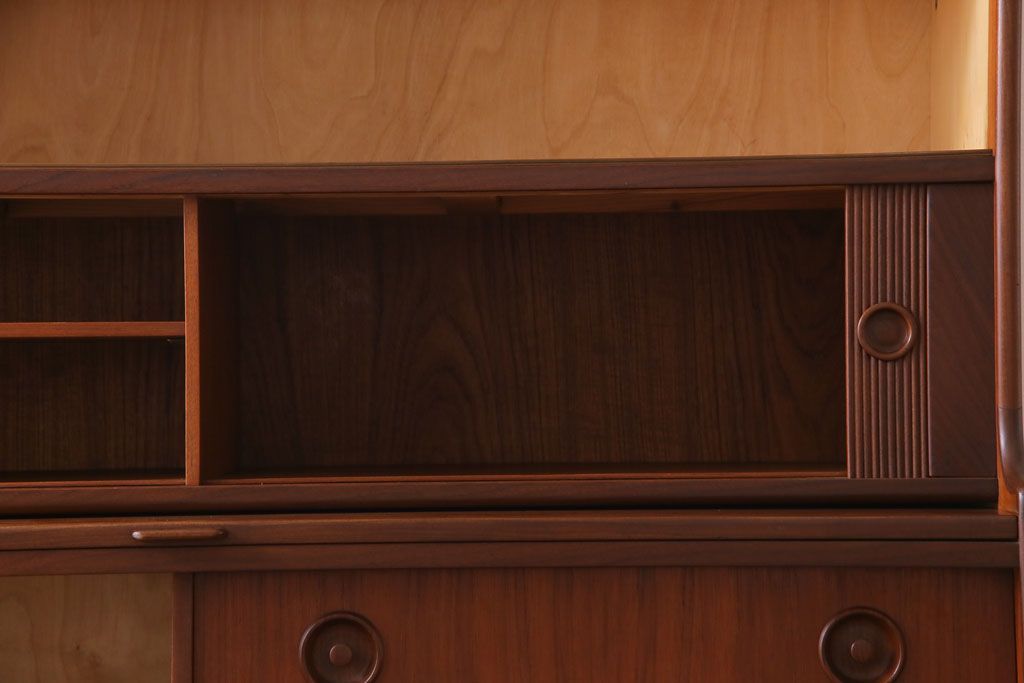 ヴィンテージ家具　北欧ビンテージ　デンマーク　レトロにもモダンにもおすすめの作業台付きキャビネット(ダイニングボード、サイドキャビネット)