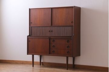 ヴィンテージ家具　北欧ビンテージ　デンマーク　レトロにもモダンにもおすすめの作業台付きキャビネット(ダイニングボード、サイドキャビネット)
