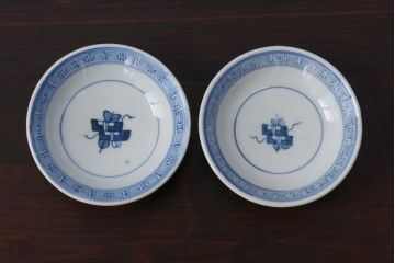 古民具・骨董　幕末明治期　大きく描かれた文様が目を引く蓋付茶碗(和食器)2客セット(1)