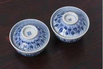 古民具・骨董　幕末明治期　大きく描かれた文様が目を引く蓋付茶碗(和食器)2客セット(1)
