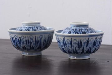 古民具・骨董　幕末明治期　大きく描かれた文様が目を引く蓋付茶碗(和食器)2客セット(1)