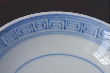 古民具・骨董　幕末明治期　大きく描かれた文様が目を引く蓋付茶碗(和食器)2客セット(1)