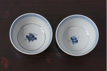 古民具・骨董　幕末明治期　大きく描かれた文様が目を引く蓋付茶碗(和食器)2客セット(1)
