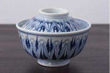 古民具・骨董　幕末明治期　大きく描かれた文様が目を引く蓋付茶碗(和食器)2客セット(1)