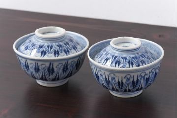 古民具・骨董　幕末明治期　大きく描かれた文様が目を引く蓋付茶碗(和食器)2客セット(2)