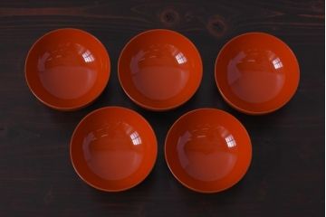 金彩の桐紋が存在感を放つ蓋付き木製椀(漆器、和食器)5客セット