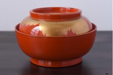 金彩の桐紋が存在感を放つ蓋付き木製椀(漆器、和食器)5客セット