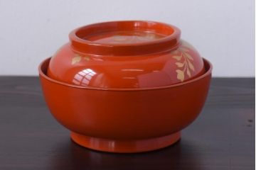 金彩の桐紋が存在感を放つ蓋付き木製椀(漆器、和食器)5客セット