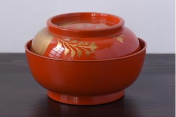 金彩の桐紋が存在感を放つ蓋付き木製椀(漆器、和食器)5客セット