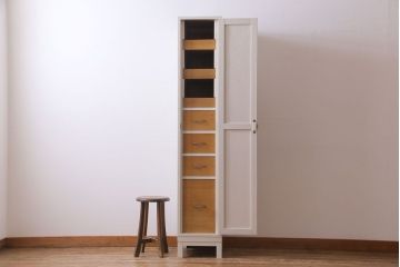 ヴィンテージ家具　ビンテージ　ホワイトカラーが明るい印象を与える縦型ペイントロッカー(キャビネット)