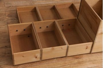 ヴィンテージ家具　ビンテージ　ホワイトカラーが明るい印象を与える縦型ペイントロッカー(キャビネット)