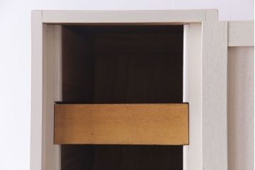 ヴィンテージ家具　ビンテージ　ホワイトカラーが明るい印象を与える縦型ペイントロッカー(キャビネット)