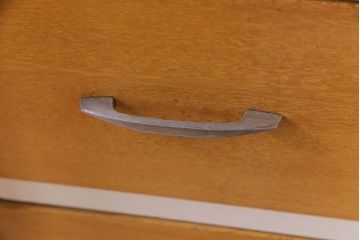 ヴィンテージ家具　ビンテージ　ホワイトカラーが明るい印象を与える縦型ペイントロッカー(キャビネット)