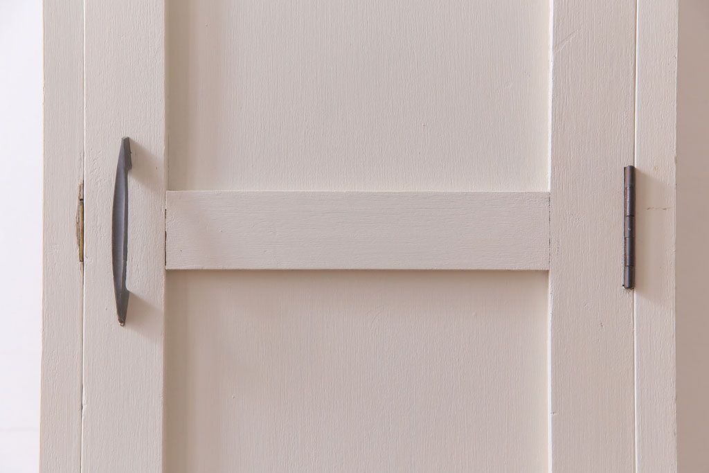 ヴィンテージ家具　ビンテージ　ホワイトカラーが明るい印象を与える縦型ペイントロッカー(キャビネット)