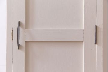 ヴィンテージ家具　ビンテージ　ホワイトカラーが明るい印象を与える縦型ペイントロッカー(キャビネット)