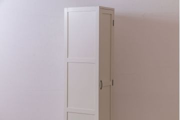 ヴィンテージ家具　ビンテージ　ホワイトカラーが明るい印象を与える縦型ペイントロッカー(キャビネット)