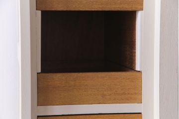 ヴィンテージ家具　ビンテージ　ホワイトカラーが明るい印象を与える縦型ペイントロッカー(キャビネット)