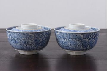 古民具・骨董　幕末明治期　線描染付　細かな図柄が味わい深い蓋付茶碗(和食器)2客セット(1)