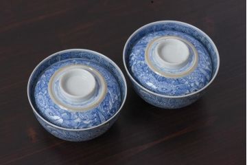 古民具・骨董　幕末明治期　線描染付　細かな図柄が味わい深い蓋付茶碗(和食器)2客セット(1)