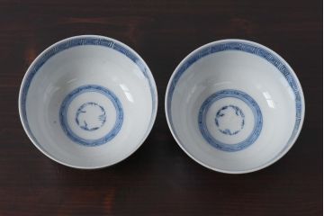 古民具・骨董　幕末明治期　線描染付　細かな図柄が味わい深い蓋付茶碗(和食器)2客セット(1)