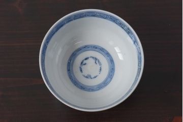 古民具・骨董　幕末明治期　線描染付　細かな図柄が味わい深い蓋付茶碗(和食器)2客セット(1)