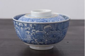 古民具・骨董　幕末明治期　線描染付　細かな図柄が味わい深い蓋付茶碗(和食器)2客セット(1)