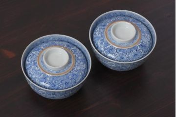 古民具・骨董　幕末明治期　線描染付　細かな図柄が味わい深い蓋付茶碗(和食器)2客セット(3)