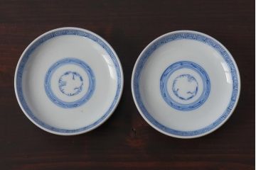 古民具・骨董　幕末明治期　線描染付　細かな図柄が味わい深い蓋付茶碗(和食器)2客セット(3)