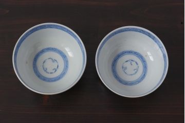 古民具・骨董　幕末明治期　線描染付　細かな図柄が味わい深い蓋付茶碗(和食器)2客セット