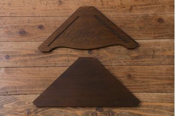 ヴィンテージ家具　イギリスビンテージ　気品漂うなめらかなデザインのコーナーキャビネット(オープンラック、収納棚)