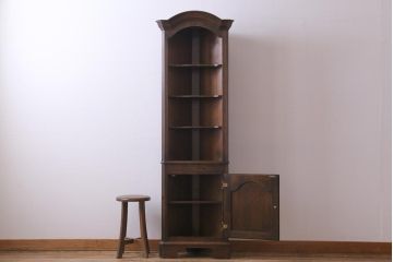ヴィンテージ家具　イギリスビンテージ　気品漂うなめらかなデザインのコーナーキャビネット(オープンラック、収納棚)