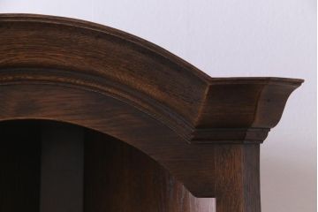 ヴィンテージ家具　イギリスビンテージ　気品漂うなめらかなデザインのコーナーキャビネット(オープンラック、収納棚)