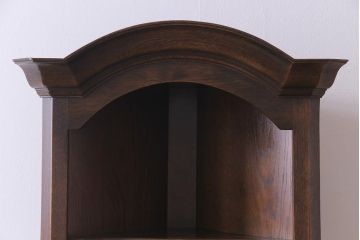 ヴィンテージ家具　イギリスビンテージ　気品漂うなめらかなデザインのコーナーキャビネット(オープンラック、収納棚)