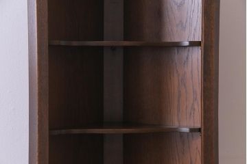 ヴィンテージ家具　イギリスビンテージ　気品漂うなめらかなデザインのコーナーキャビネット(オープンラック、収納棚)