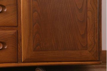 ヴィンテージ家具　イギリスビンテージ　ERCOL(アーコール)　キャスター付きウィンザーサイドボード(収納棚、リビングボード)
