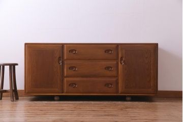 ヴィンテージ家具　イギリスビンテージ　ERCOL(アーコール)　キャスター付きウィンザーサイドボード(収納棚、リビングボード)