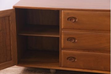 ヴィンテージ家具　イギリスビンテージ　ERCOL(アーコール)　キャスター付きウィンザーサイドボード(収納棚、リビングボード)