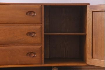 ヴィンテージ家具　イギリスビンテージ　ERCOL(アーコール)　キャスター付きウィンザーサイドボード(収納棚、リビングボード)