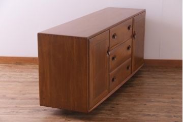 ヴィンテージ家具　イギリスビンテージ　ERCOL(アーコール)　キャスター付きウィンザーサイドボード(収納棚、リビングボード)