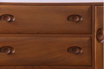ヴィンテージ家具　イギリスビンテージ　ERCOL(アーコール)　キャスター付きウィンザーサイドボード(収納棚、リビングボード)