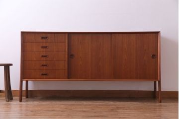 デンマーク家具　チーク材　横付きの脚が個性的なビンテージサイドボード(収納棚、リビングボード)