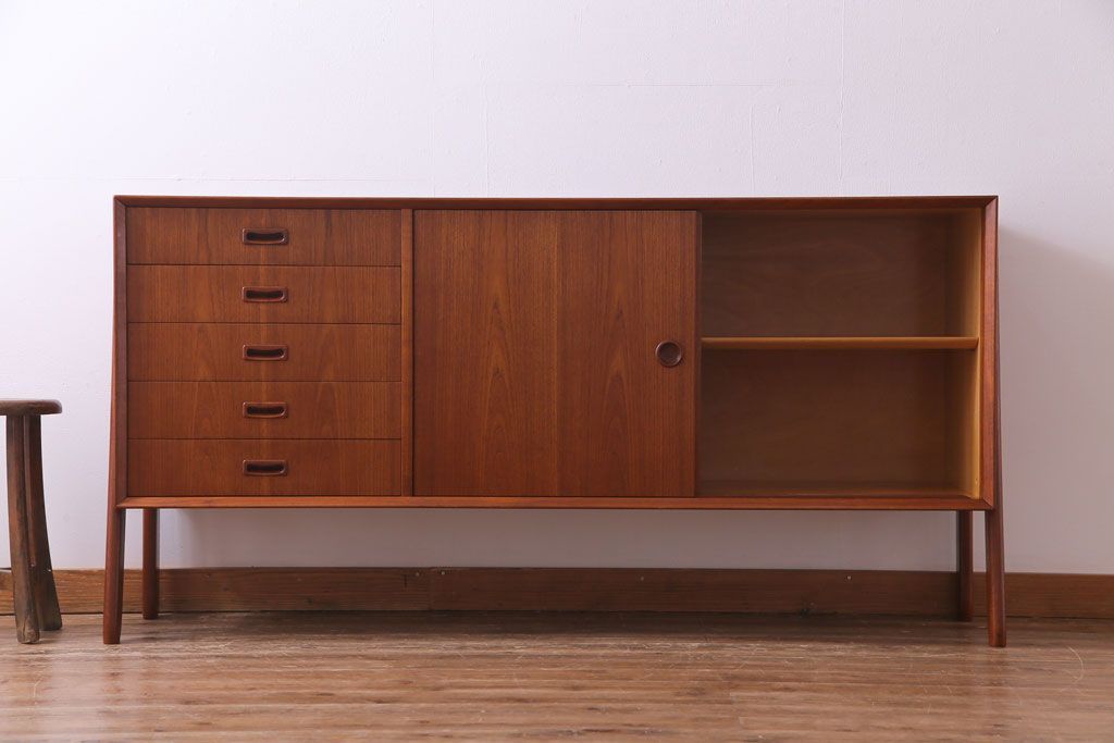 デンマーク家具　チーク材　横付きの脚が個性的なビンテージサイドボード(収納棚、リビングボード)