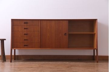 デンマーク家具　チーク材　横付きの脚が個性的なビンテージサイドボード(収納棚、リビングボード)