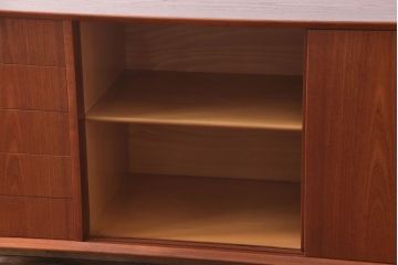 デンマーク家具　チーク材　横付きの脚が個性的なビンテージサイドボード(収納棚、リビングボード)