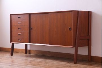 デンマーク家具　チーク材　横付きの脚が個性的なビンテージサイドボード(収納棚、リビングボード)